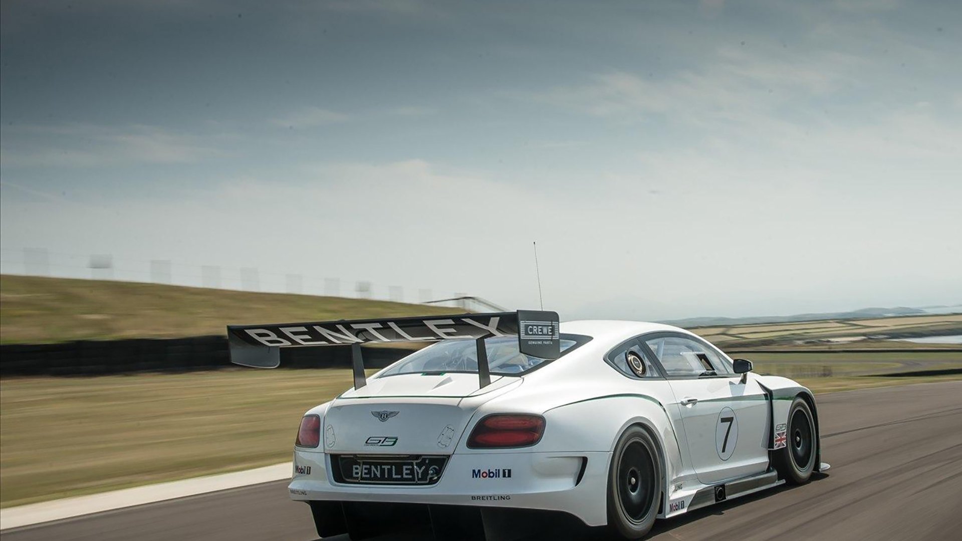 西班牙球队与日本球队在联赛中交手，激烈对抗，西班牙对日本足球比分预测